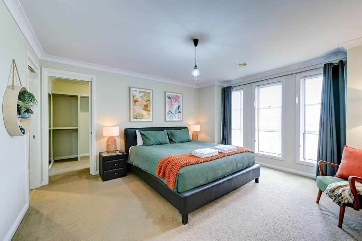 Brookfield - Large Entertaining Home, Sleeps 10 - Housity