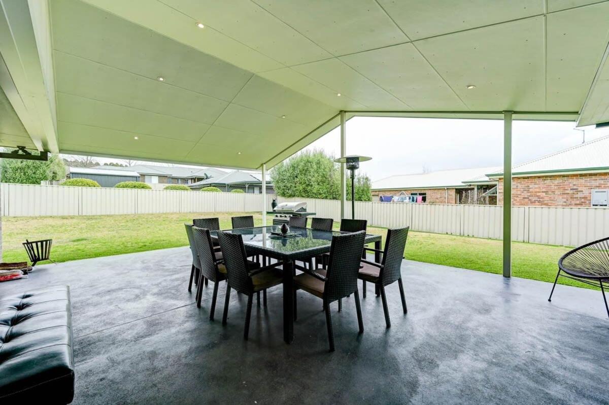 Brookfield - Large Entertaining Home, Sleeps 10 - Housity