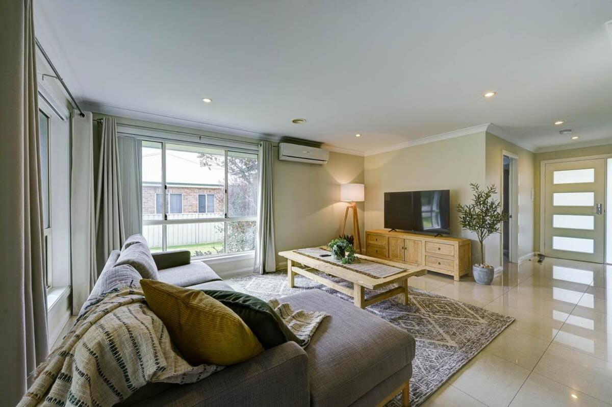 Brookfield - Large Entertaining Home, Sleeps 10 - Housity