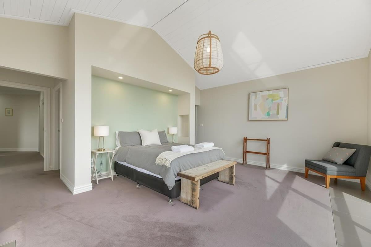 Borenore Retreat Huge Family Home Amazing Views - Housity
