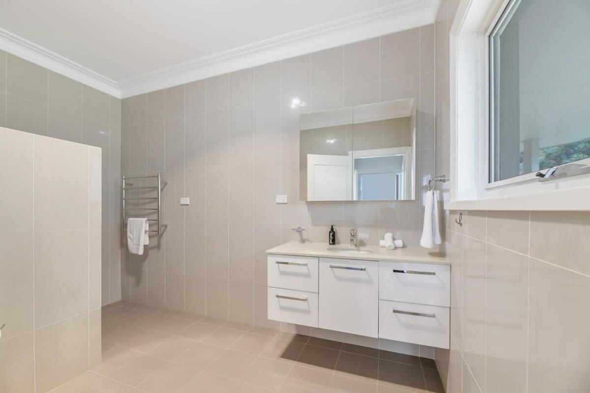 Borenore Retreat Huge Family Home Amazing Views - Housity