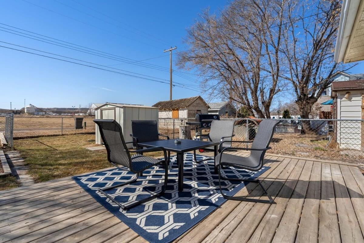 Dino Cave l Walk to Downtown l Fire Pit & BBQ I TV - Housity