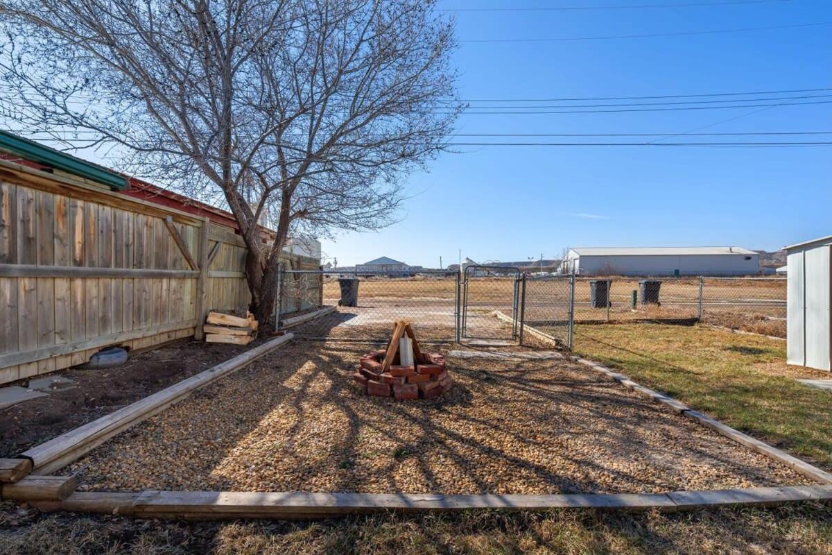 Dino Cave l Walk to Downtown l Fire Pit & BBQ I TV - Housity