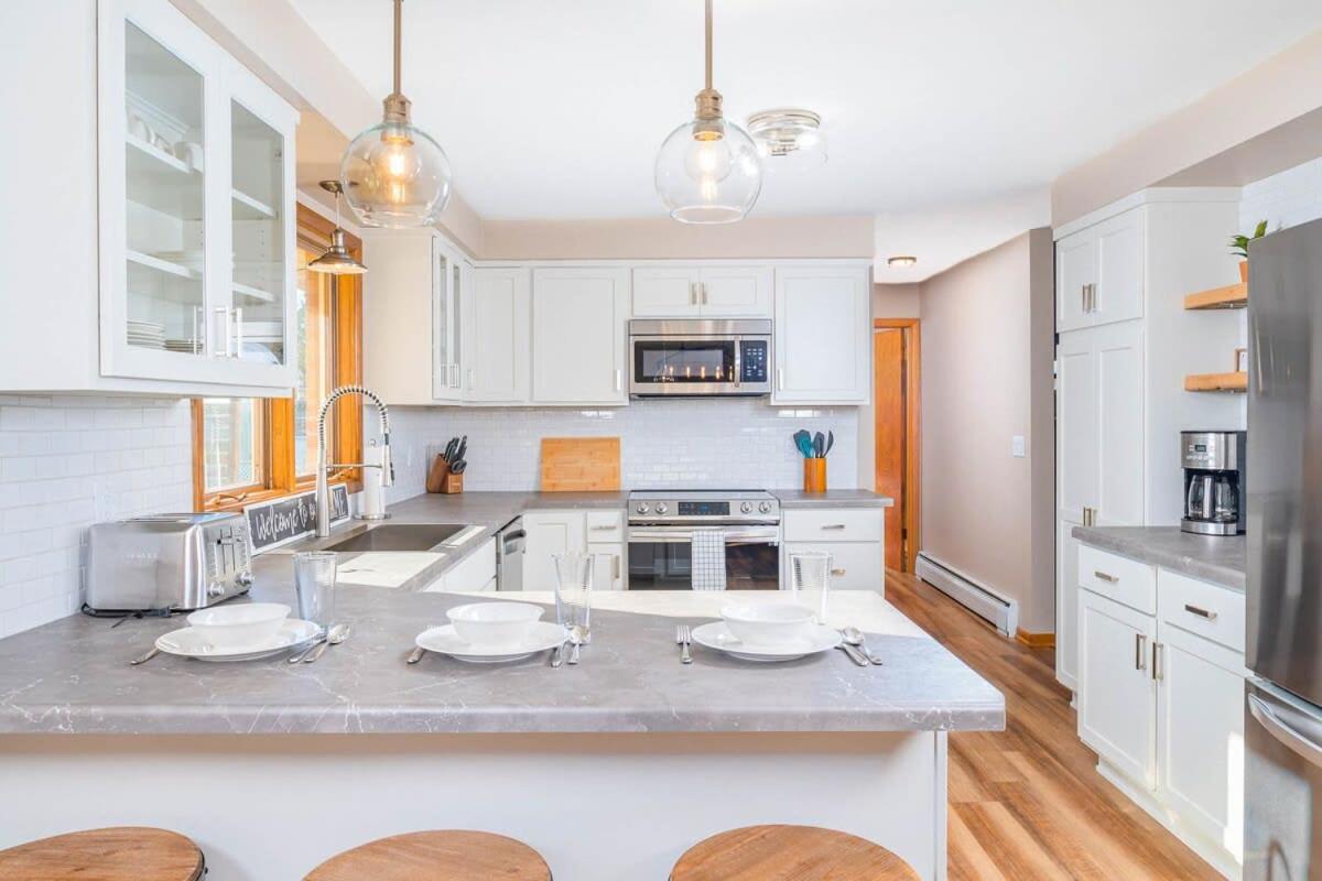 10 houses from Lambeau Field-Walk to the game - Housity