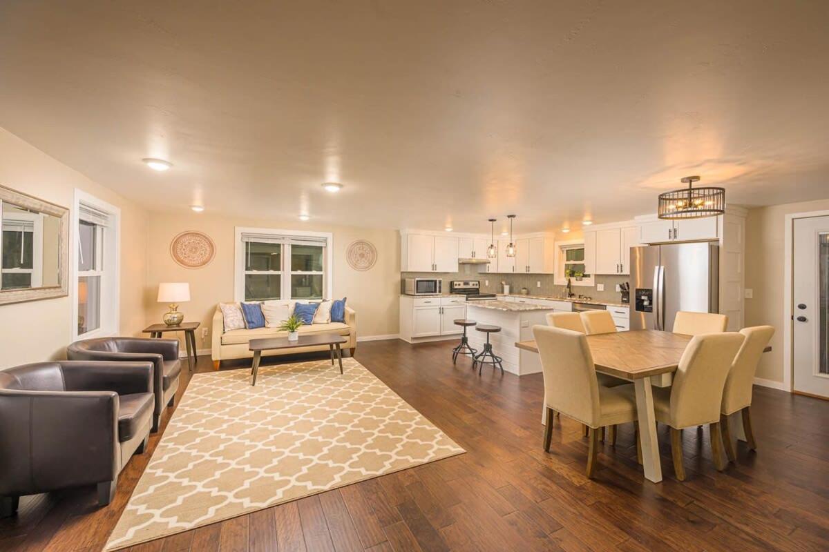 Ledgeview Luxury sleeps 11 - Housity