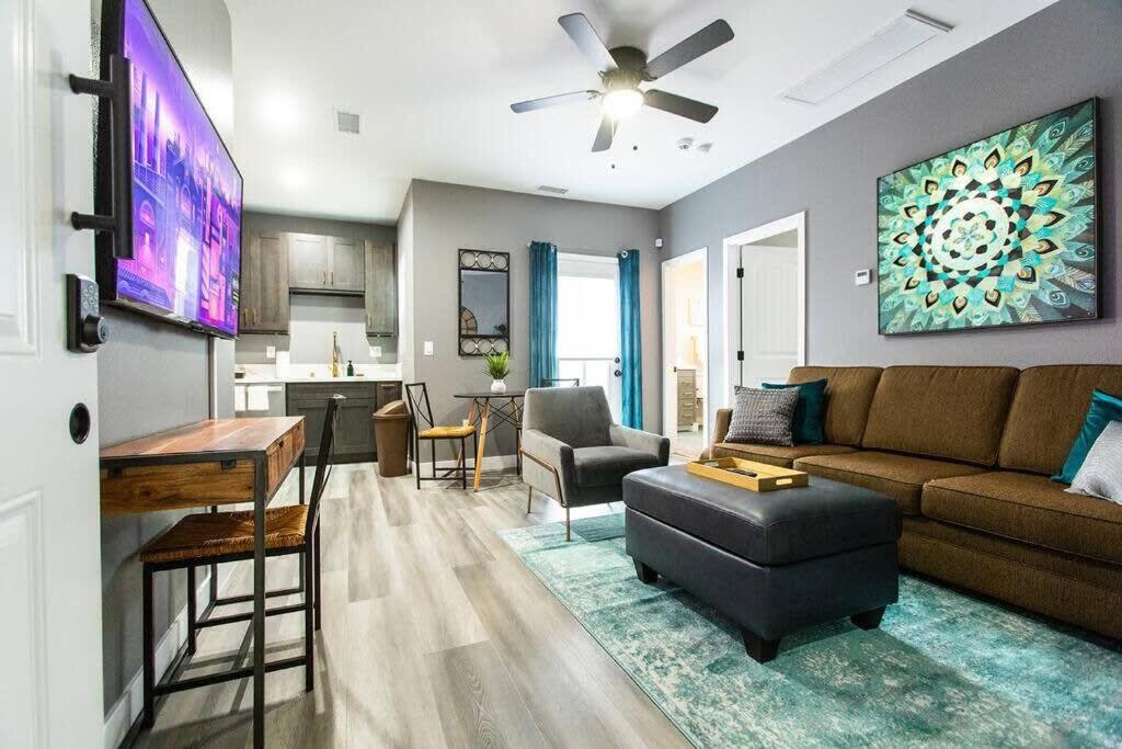 Restaurants-Pets-Professionals-FastWiFi-A C-Patios - Housity