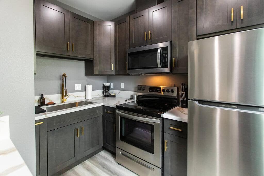 Military-Restaurants-Fast-WiFi-A C-W D-Pets-Park- - Housity