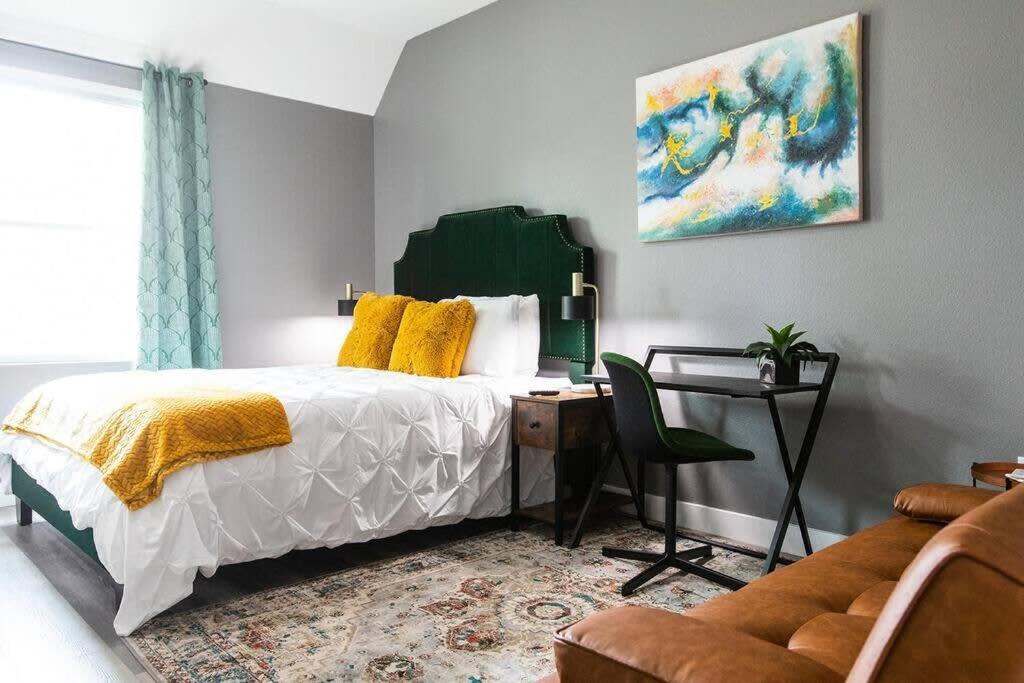 Military-Restaurants-Fast-WiFi-A C-W D-Pets-Park- - Housity