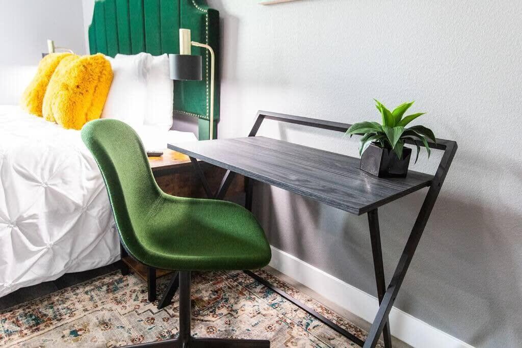 Military-Restaurants-Fast-WiFi-A C-W D-Pets-Park- - Housity