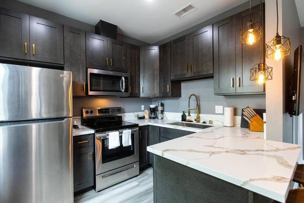 Professionals-Restaurants-Fast-WiFi-A C-W D-Pets - Housity