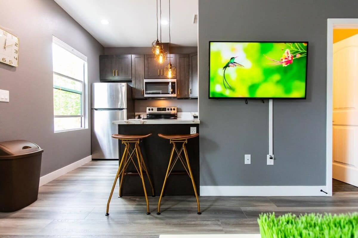 Professionals-Restaurants-Fast-WiFi-A C-W D-Pets - Housity