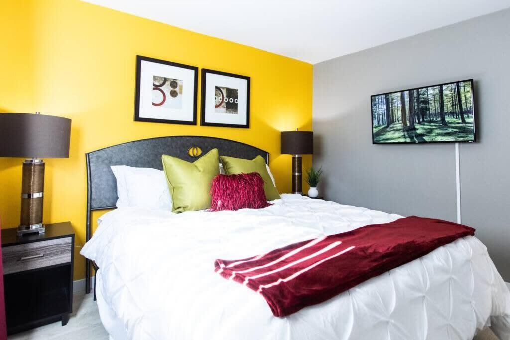 Walk2Restaurants-FreePar - CalKing - Desk-Wifi-A C - Housity
