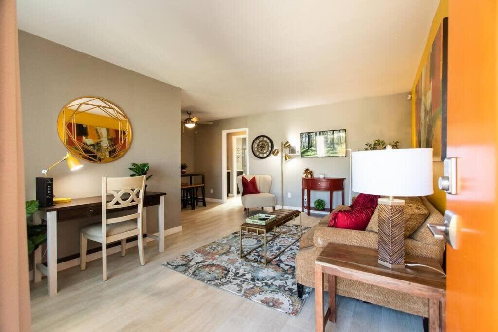 Walk2Restaurants-FreePar - CalKing - Desk-Wifi-A C - Housity