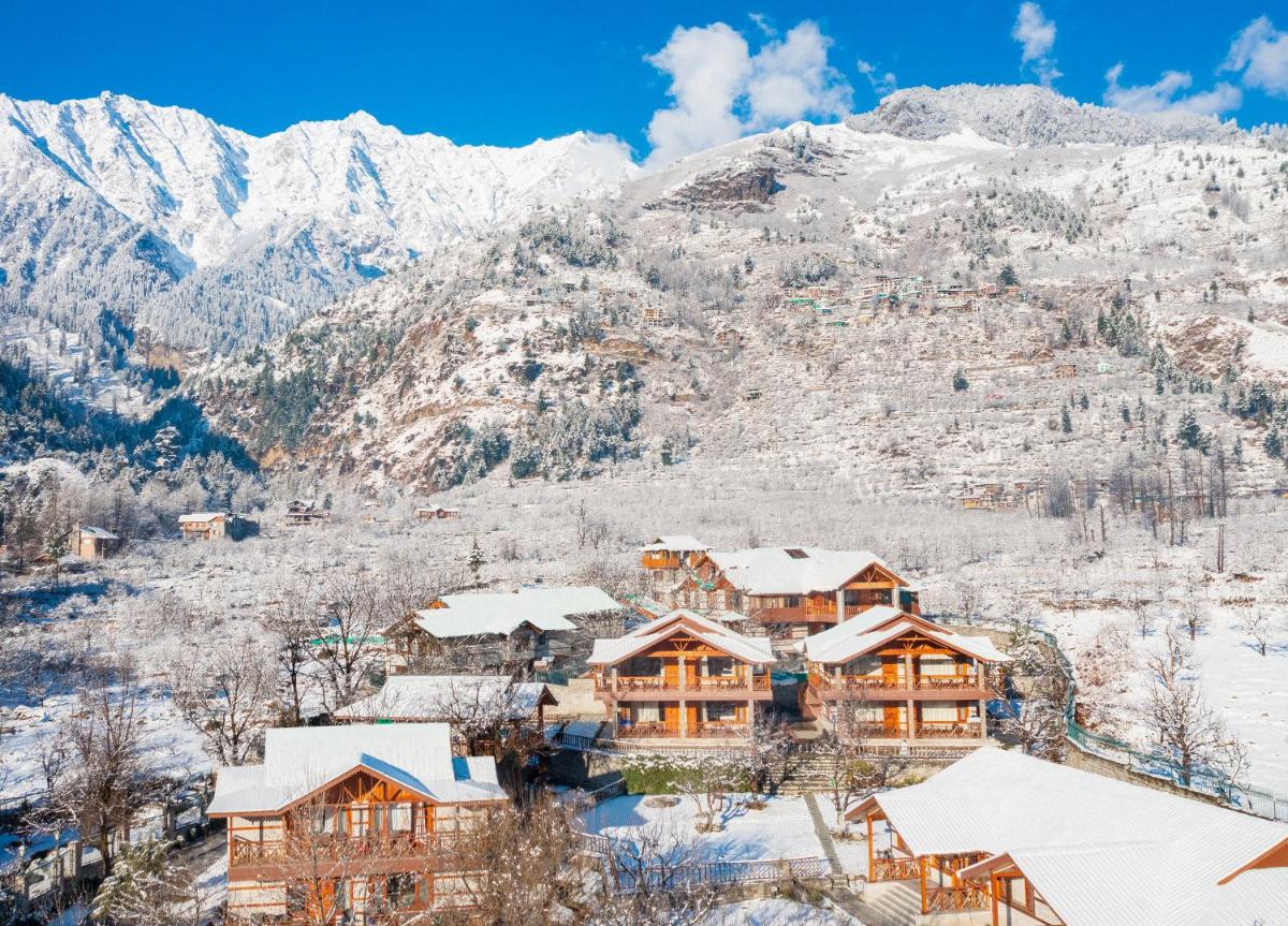 an aerial view of a lodge in the snow at Storii By ITC Hotels Urvashis Retreat, Manali in Manāli an aerial view of a lodge in the snow at Storii By ITC Hotels Urvashis Retreat, Manali in Manāli