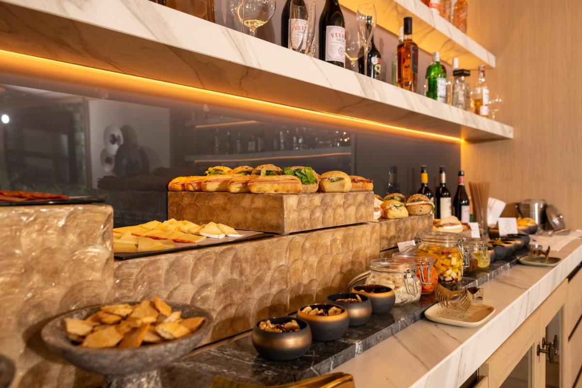 Comida en o cerca de este hotel