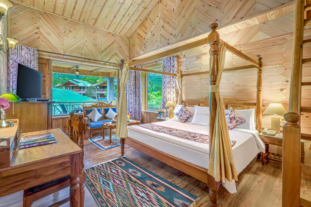a bedroom with a canopy bed in a log cabin at Storii By ITC Hotels Urvashis Retreat, Manali in Manāli +56 photos a bedroom with a canopy bed in a log cabin at Storii By ITC Hotels Urvashis Retreat, Manali in Manāli +56 photos