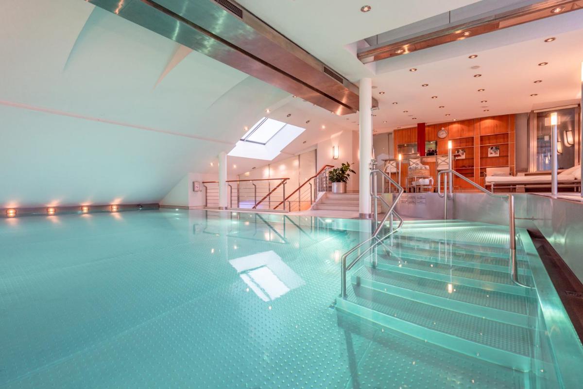 ein Schwimmbad mit Glasboden in einem Gebäude in der Unterkunft Hotel Europäischer Hof Heidelberg, Bestes Hotel Deutschlands in historischer Architektur in Heidelberg