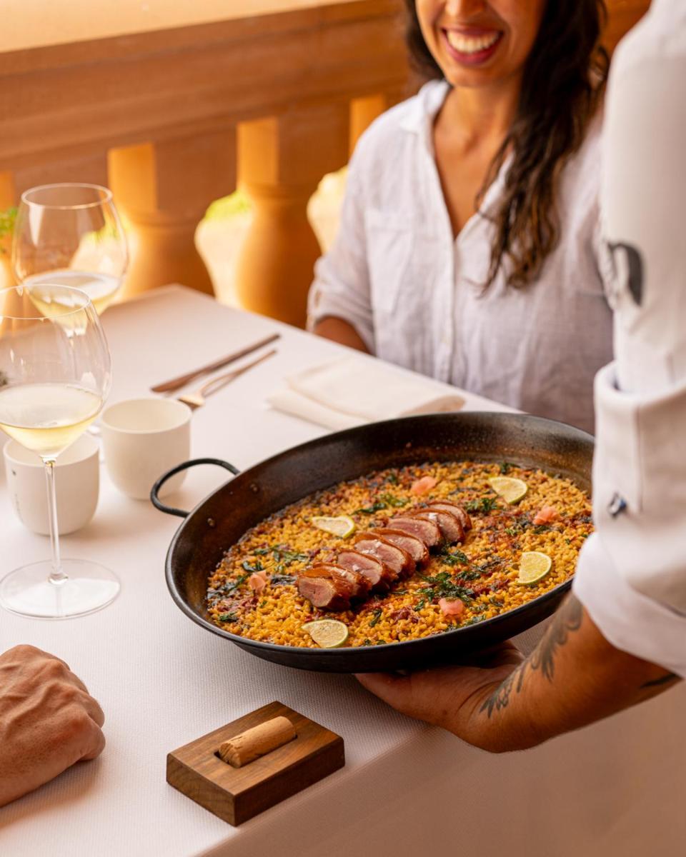 Comida en o cerca de este hotel