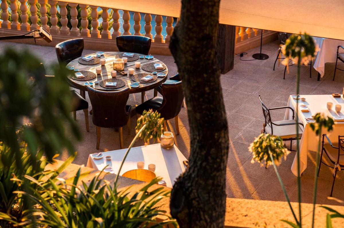 Un restaurante o sitio para comer en Hotel Creu de Tau Art&Spa-Adults only