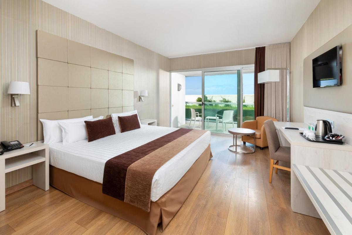 Una televisión o centro de entretenimiento en Hotel Best Semiramis
