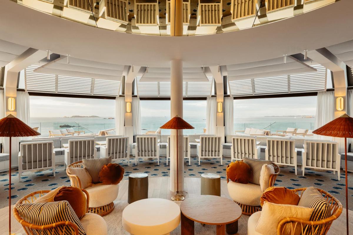 Coin salon dans l'établissement Emeria Dinard Thalasso Spa