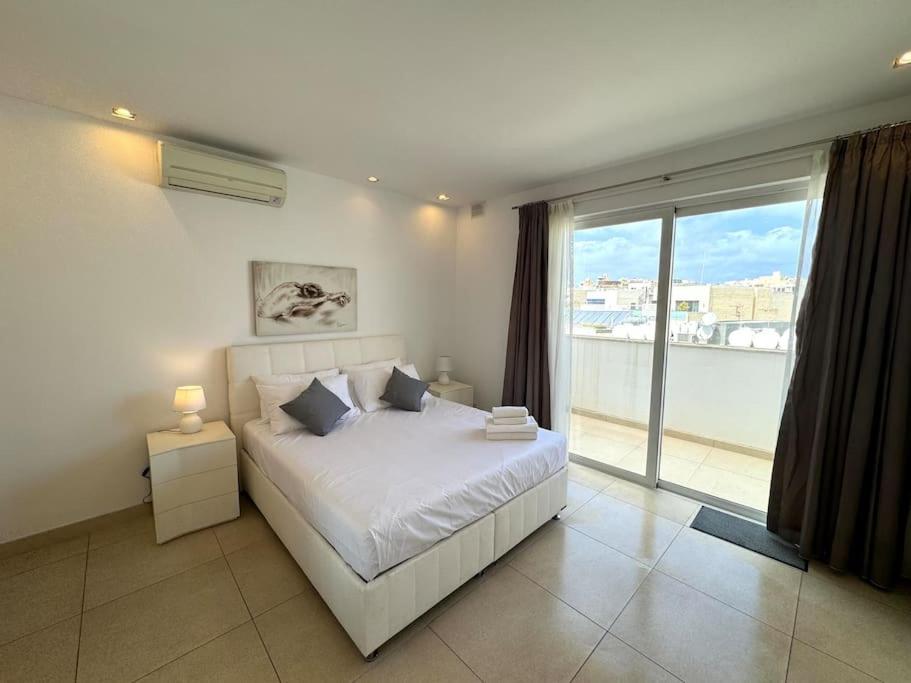 Suitetrails - Penthouse -Centre of Sliema - Best View in Malta