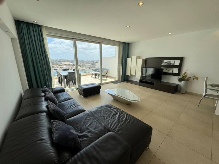 Suitetrails - Penthouse -Centre of Sliema - Best View in Malta