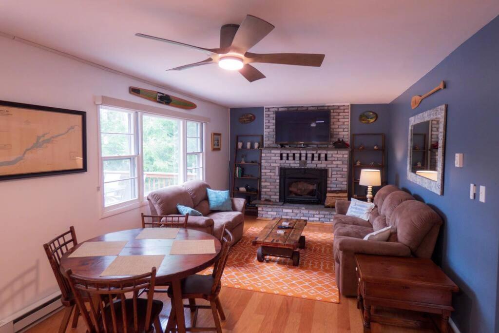 Lakefront Haven Cottage - Housity