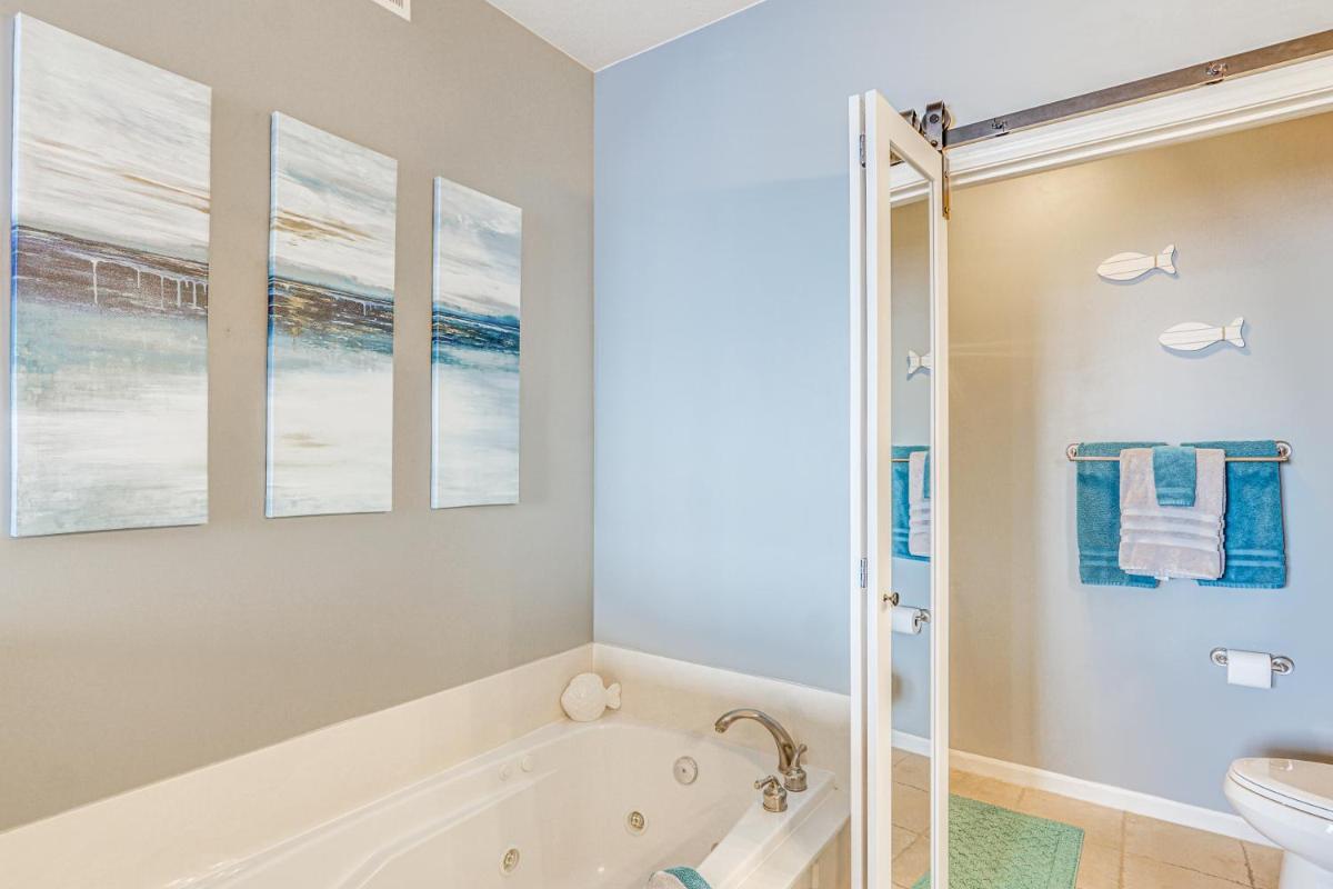Osage Beach Condo Near Hiking & Shopping! - Housity