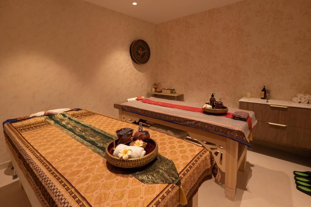 Habitación con 2 camas y un bol de fruta. en Hotel Neptuno Playa & Spa, en Valencia