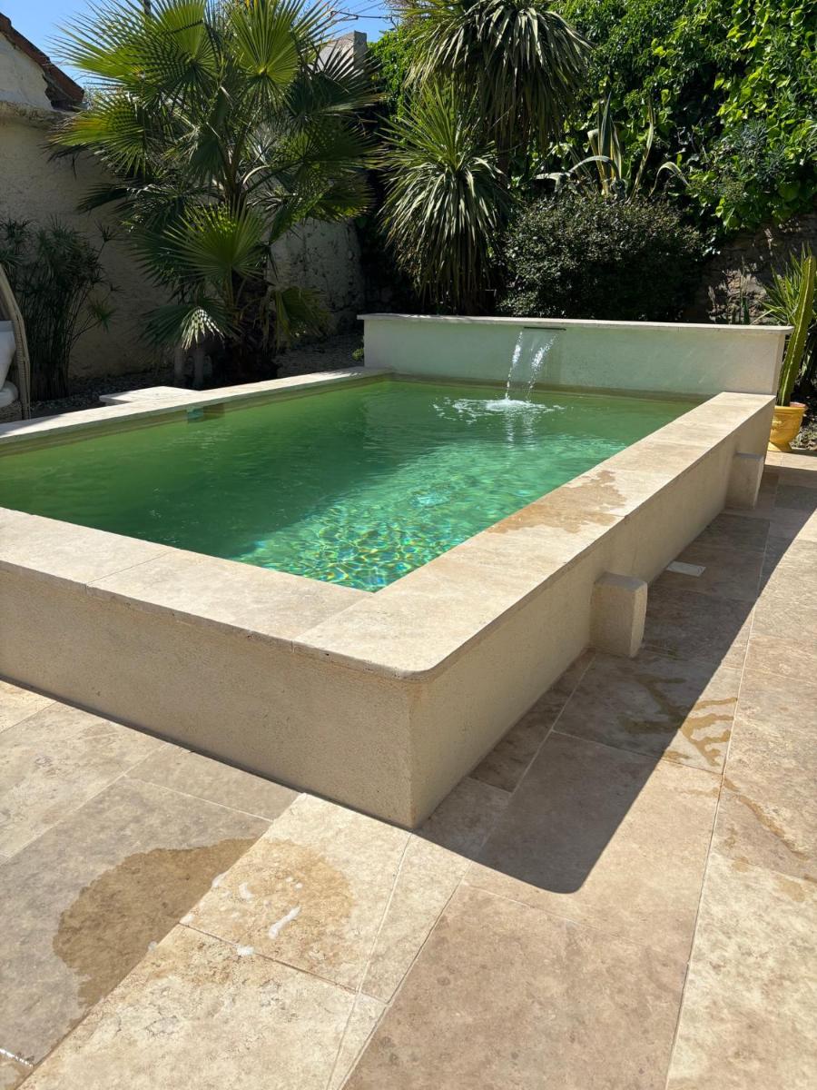 un petit coin de paradis avec piscine et parking - Housity