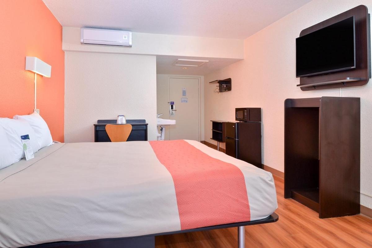 Days Inn by Wyndham Brawley - Housity