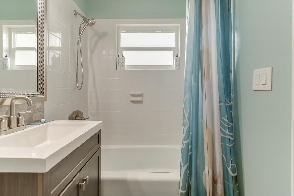 Tranquility Seahorse Suite - Oceanfront Paradise! - Housity