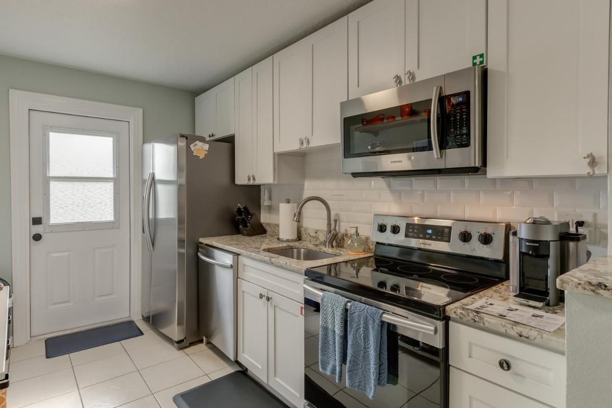 Tranquility Seahorse Suite - Oceanfront Paradise! - Housity