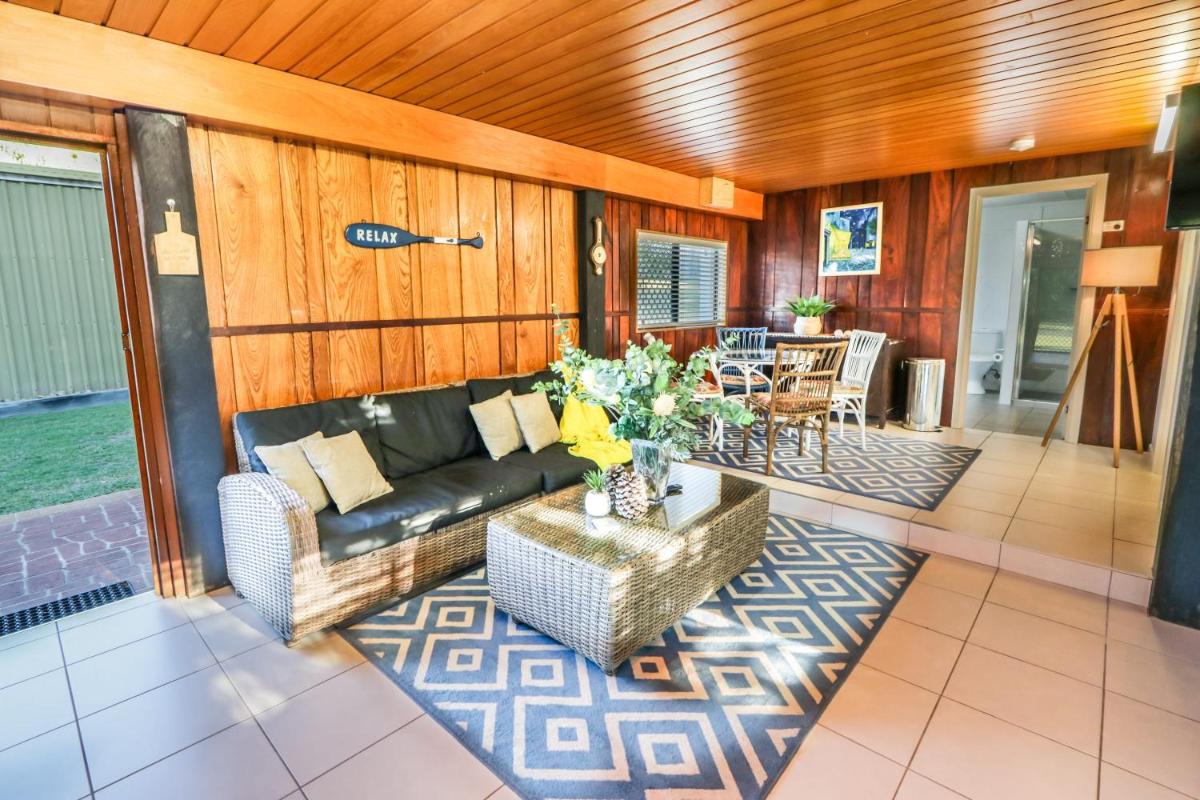 A Lure - Large 3-Bedroom Central Beach House, Just a 2-Minute Walk to Gorgeous Agnes Water Main Beach - Housity