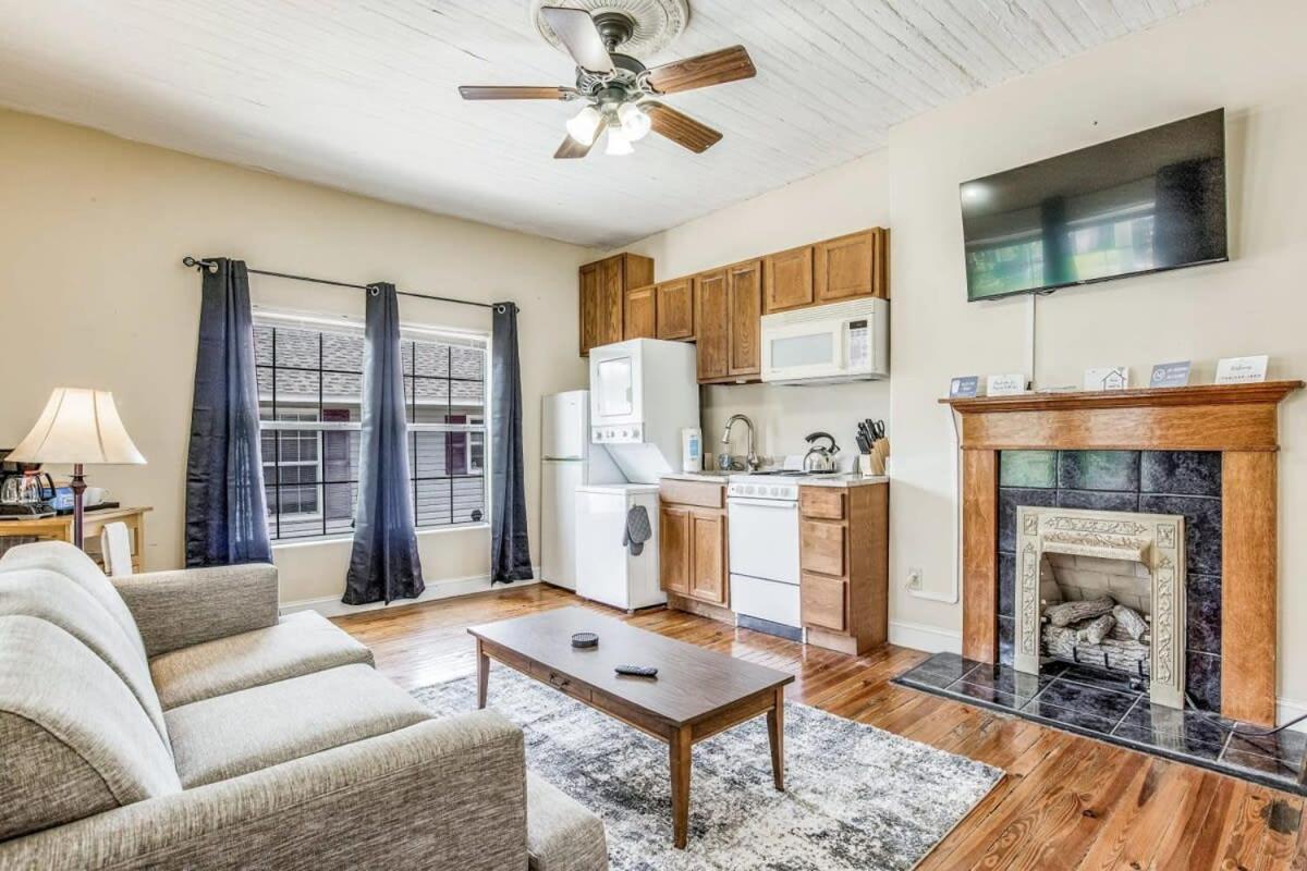 Sweet on Strong Street - Unit B - Housity
