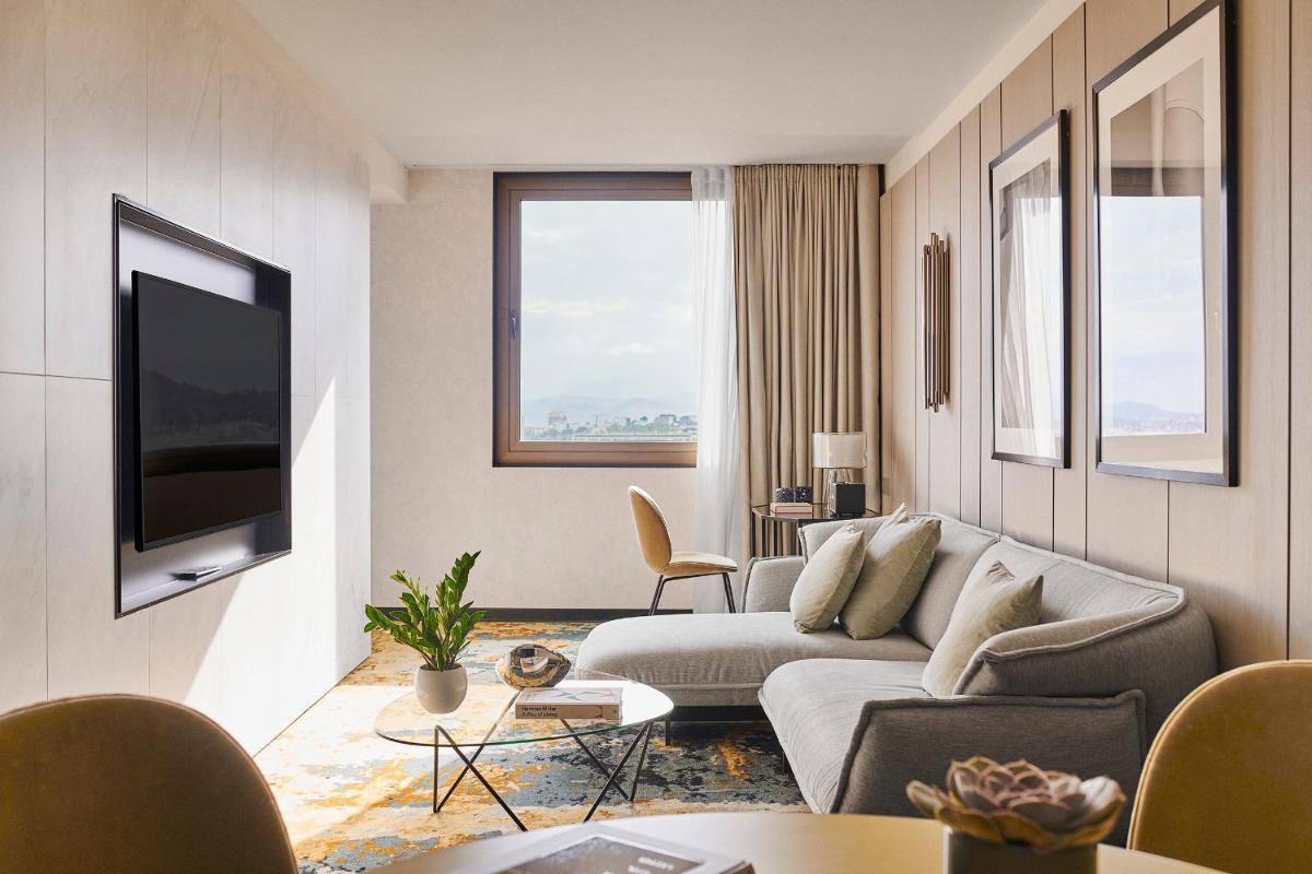 Una televisión o centro de entretenimiento en Grand Hyatt Barcelona