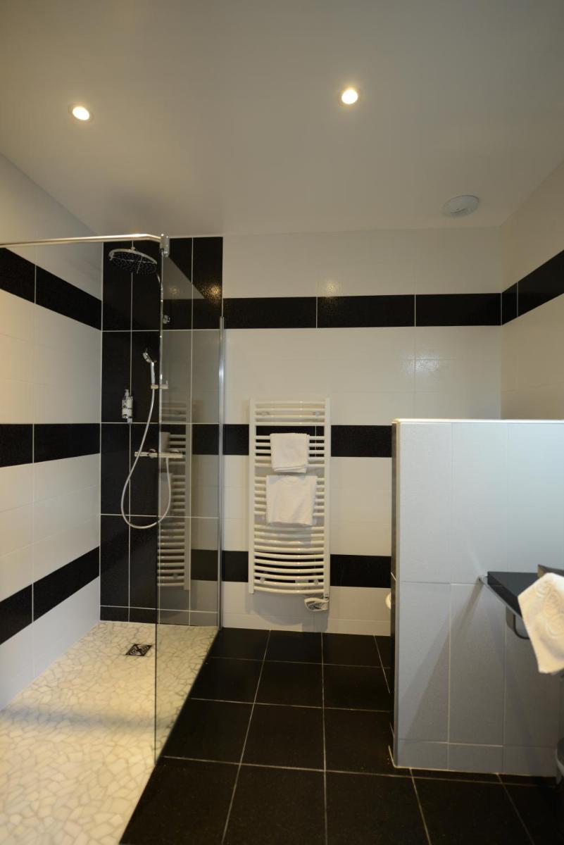 Salle de bains dans l'établissement Hostellerie de la Renaissance
