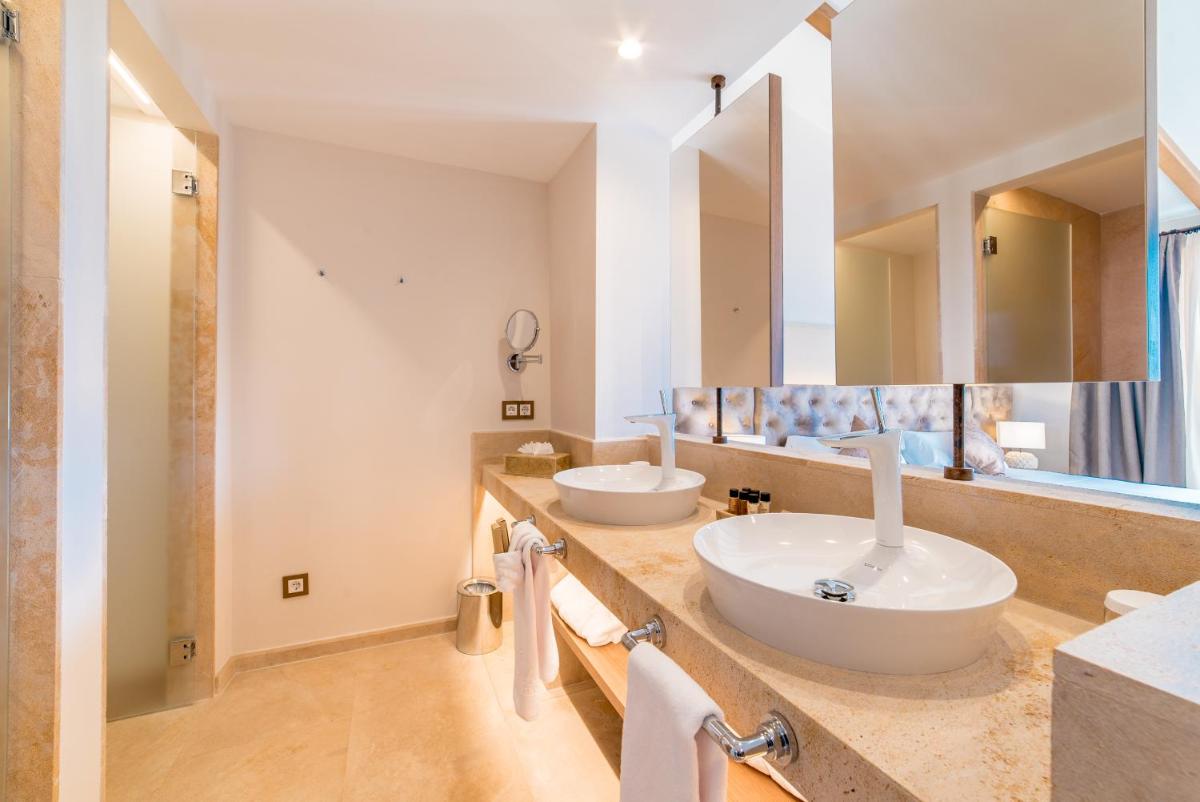 Un baño de Hotel Creu de Tau Art&Spa-Adults only
