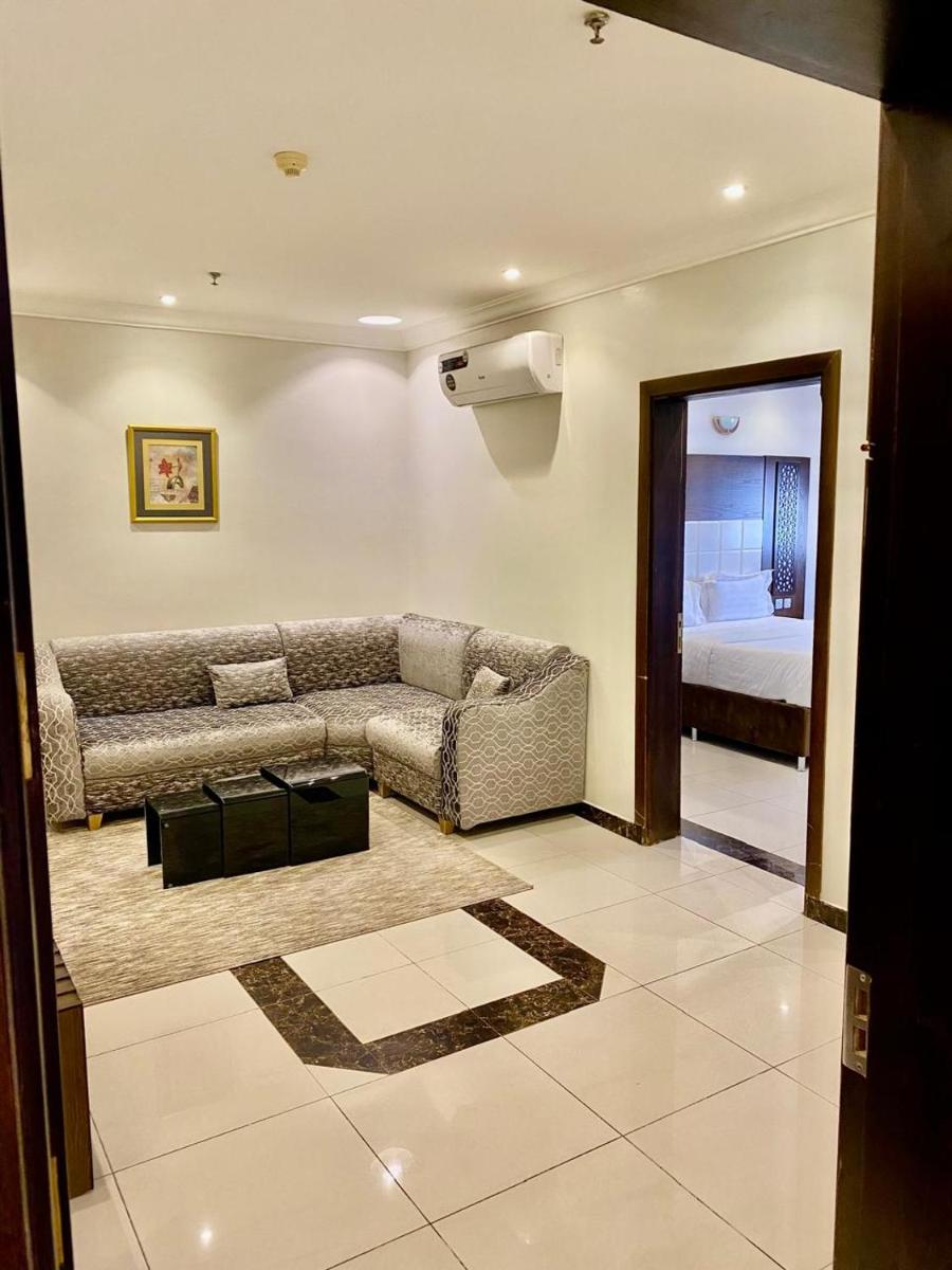 Rose Wood - Housity