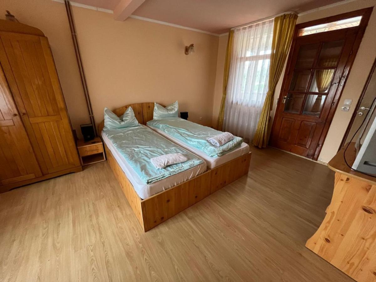 Cheerful 5-bedroom house close to Baile Felix 19km - Housity