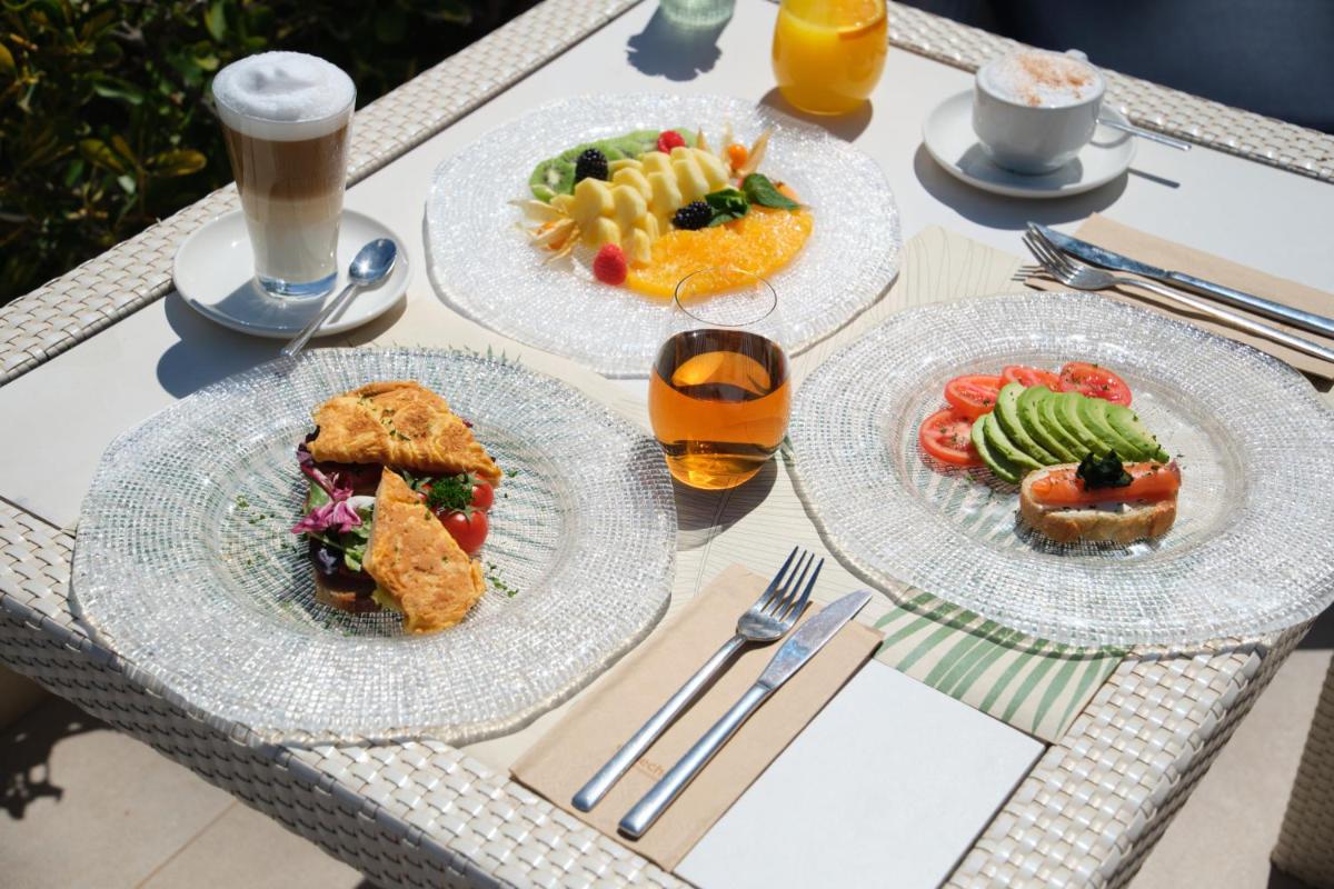 Comida en o cerca de este hotel