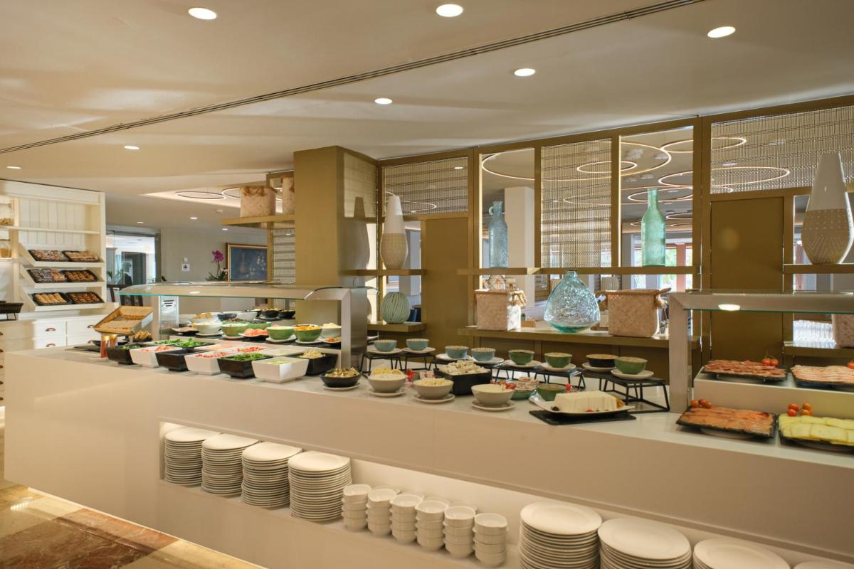 Comida en o cerca de este hotel