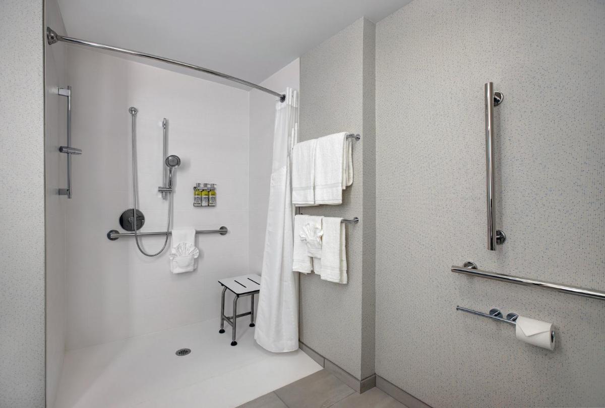 Holiday Inn Express & Suites - Milwaukee - Brookfield by IHG - Housity