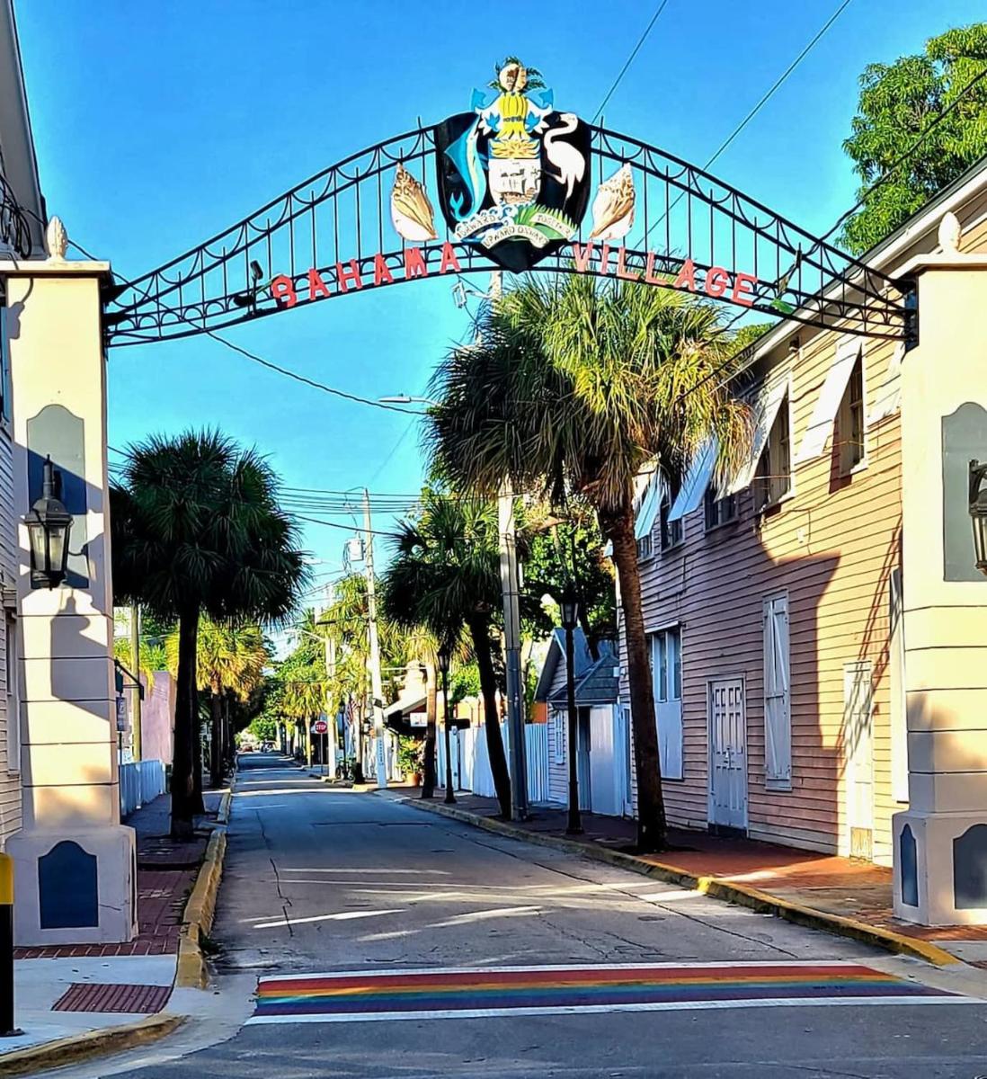 Duval Street Suite overlooking Duval w parking and pool - Housity