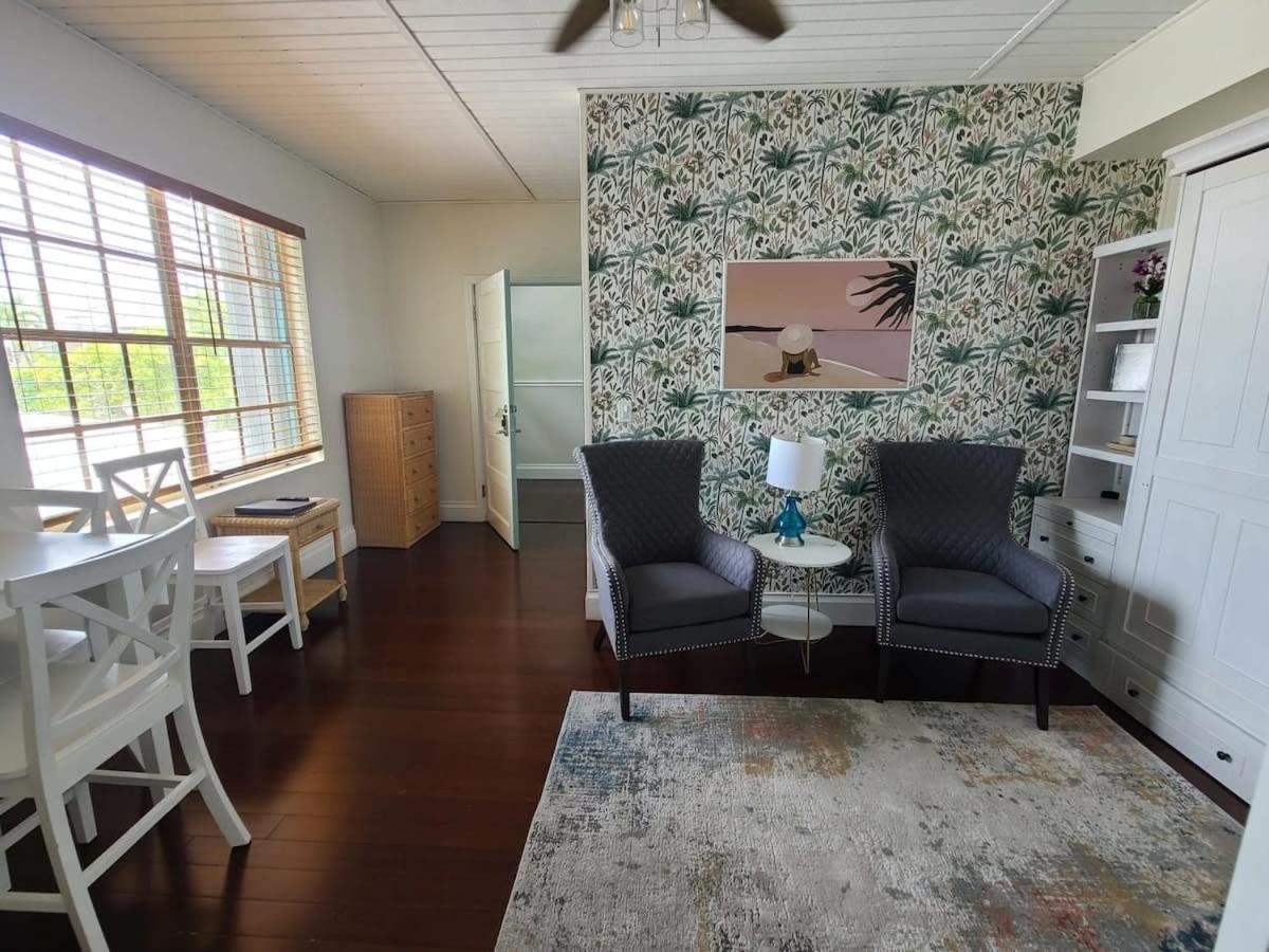 Duval Street Suite w parking and heated pool - Housity