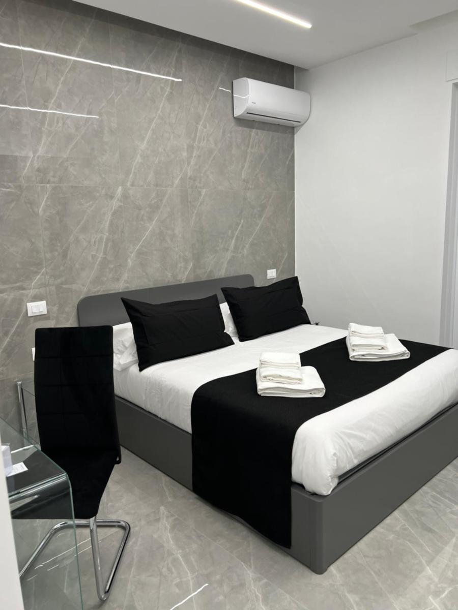 White Elegance Luxury B&B Caserta - Housity
