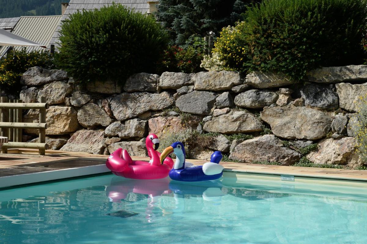 Piscine de l'établissement Alliey & Spa Piscine Appart-hôtel Serre chevalier ou située à proximité