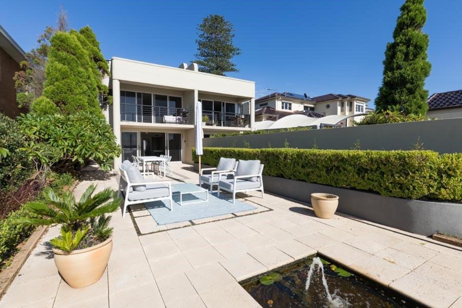 King Bedroom Waterfront Courtyard Apartment - Housity