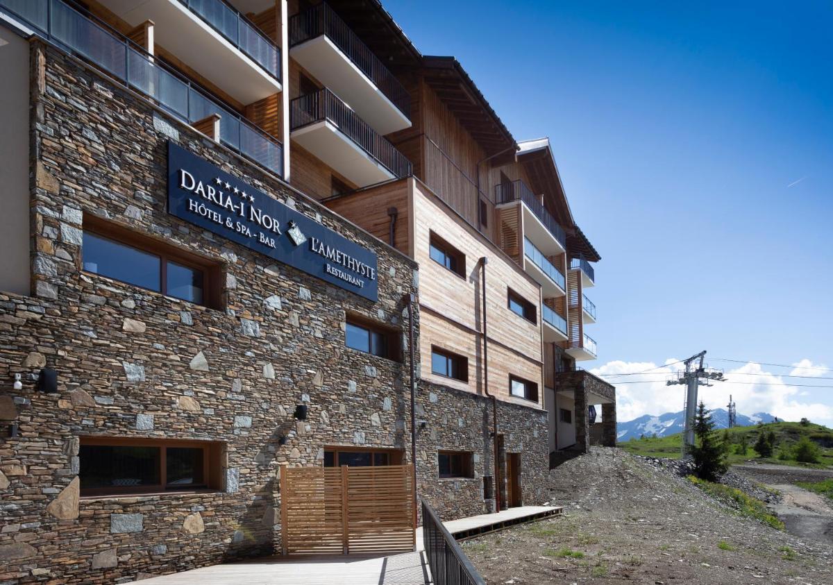 un bâtiment avec une enseigne sur le côté dans l'établissement Résidence Daria-I Nor by les Etincelles, à L'Alpe-d'Huez